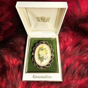 Vintage Sweet Sugar Eggshell Floral Cameo Brooch Pin Pearls Gold Tone Scroll